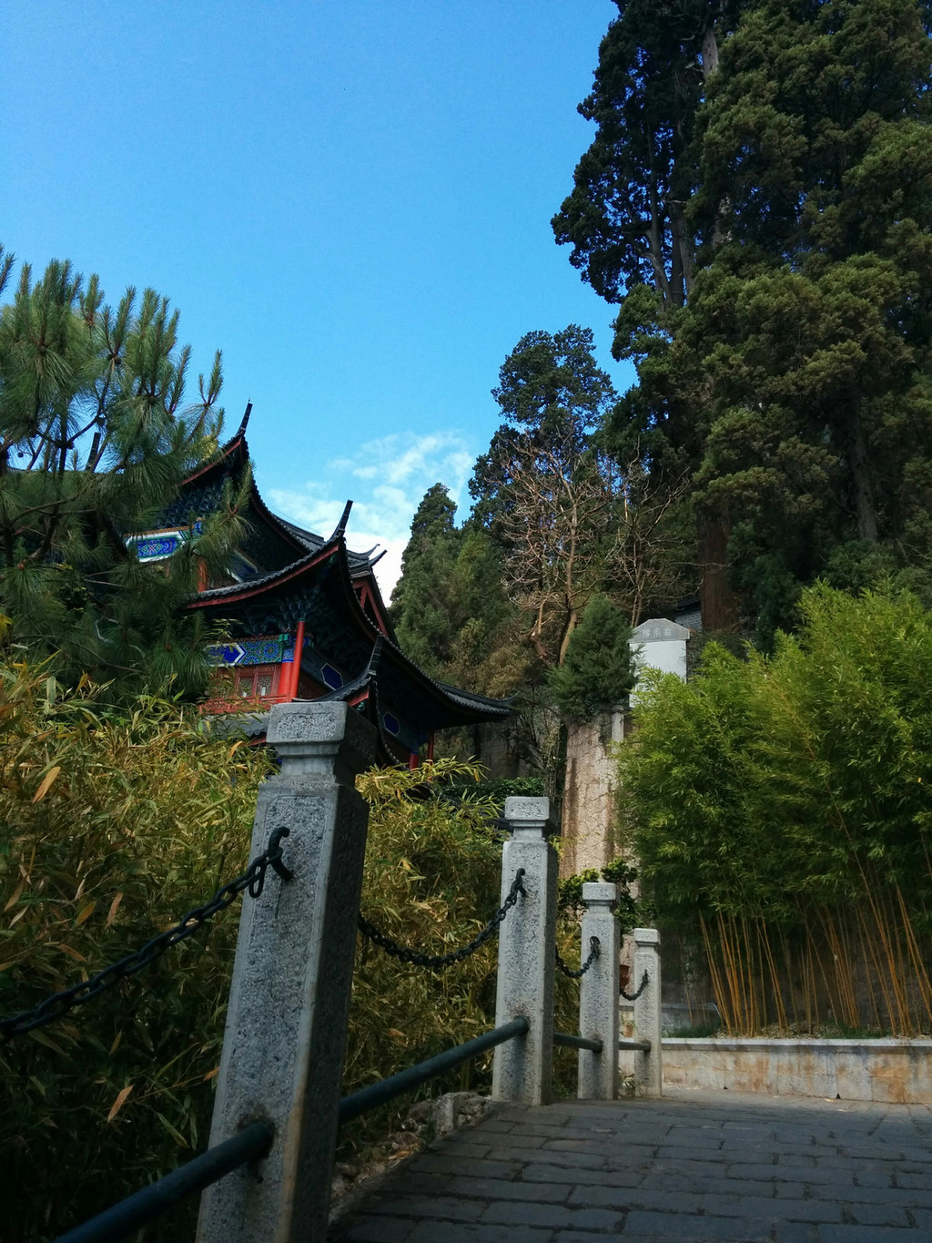 普贤寺,坐落在古城里面,因为那个让我不要上雪山和尚,我才找他,一座
