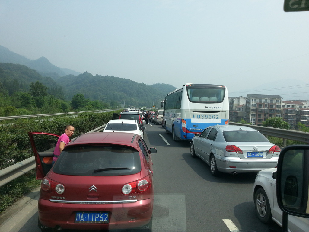 31号是端午小长假的第一天,车一上都汶高速就遭遇堵车,游完桃坪羌寨