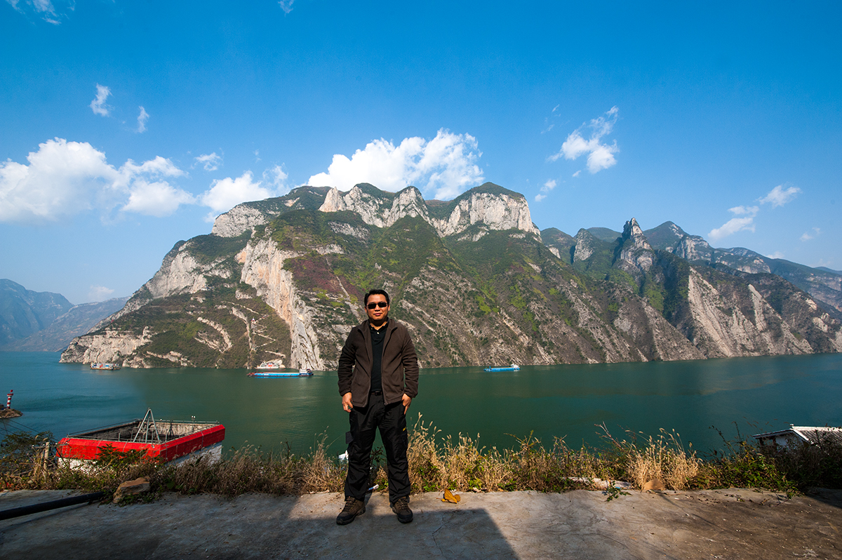 吃饭的平台上,就可以观神女峰全景,三峡豪华游轮也是不停的经过这里