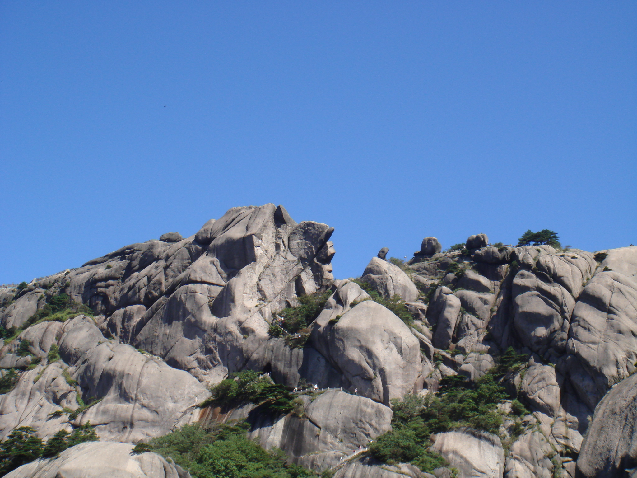 心亭----上鳌鱼峰----百步云梯----莲花亭----攀莲 花峰(黄山天气多变