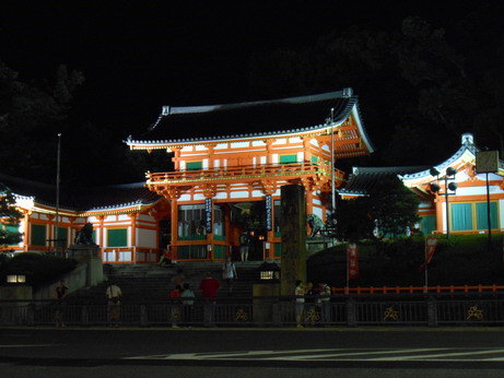 夜间的八坂神社,八坂神社是这一带最著名的神社,祗园祭期间裏面也有不