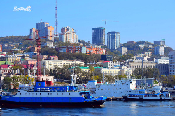 海参崴港又是个渔港,在日本海水域,在对马暖流前缘和西部利曼寒流