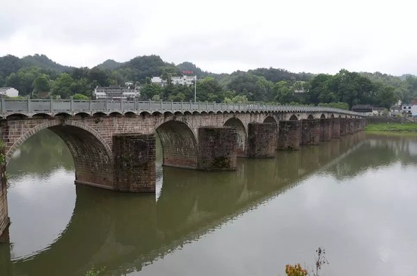 歙县太平桥,建于明朝,传说,古代民间只准建单孔桥,造双孔便有欺君之