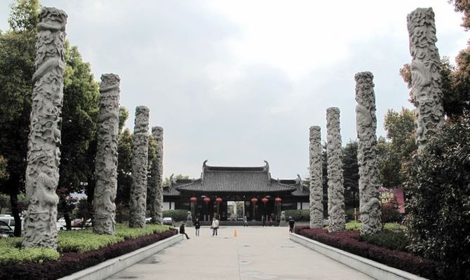 宋城大门前广场上有九龙柱群,有资料说此柱高10米,直径1米.