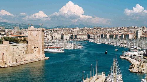 马赛的新港是法国,也是地中海最大的商业港口;马赛旧港则充斥著大量