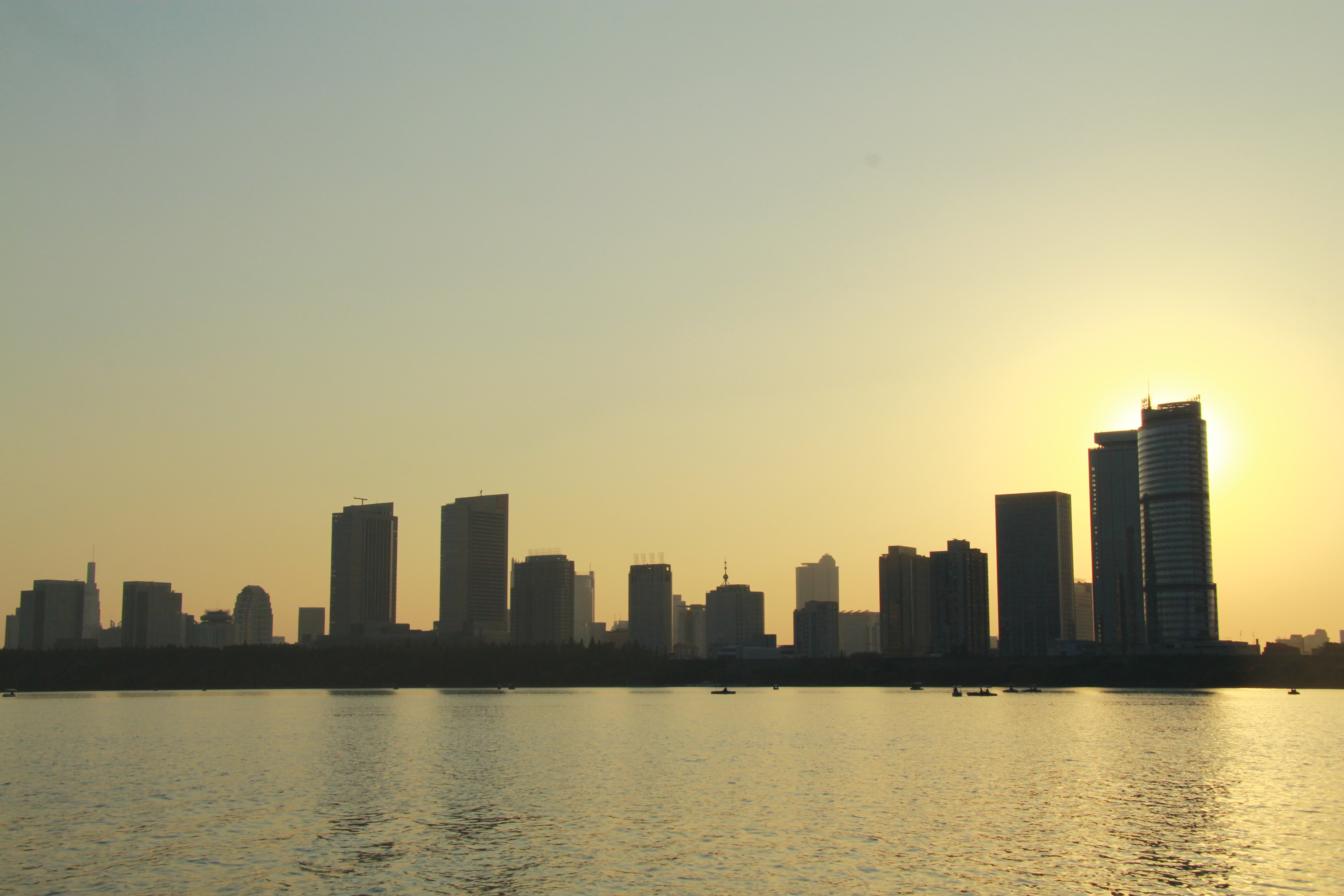 夕阳西下,谁能将如此现代的城市,与六朝古都的