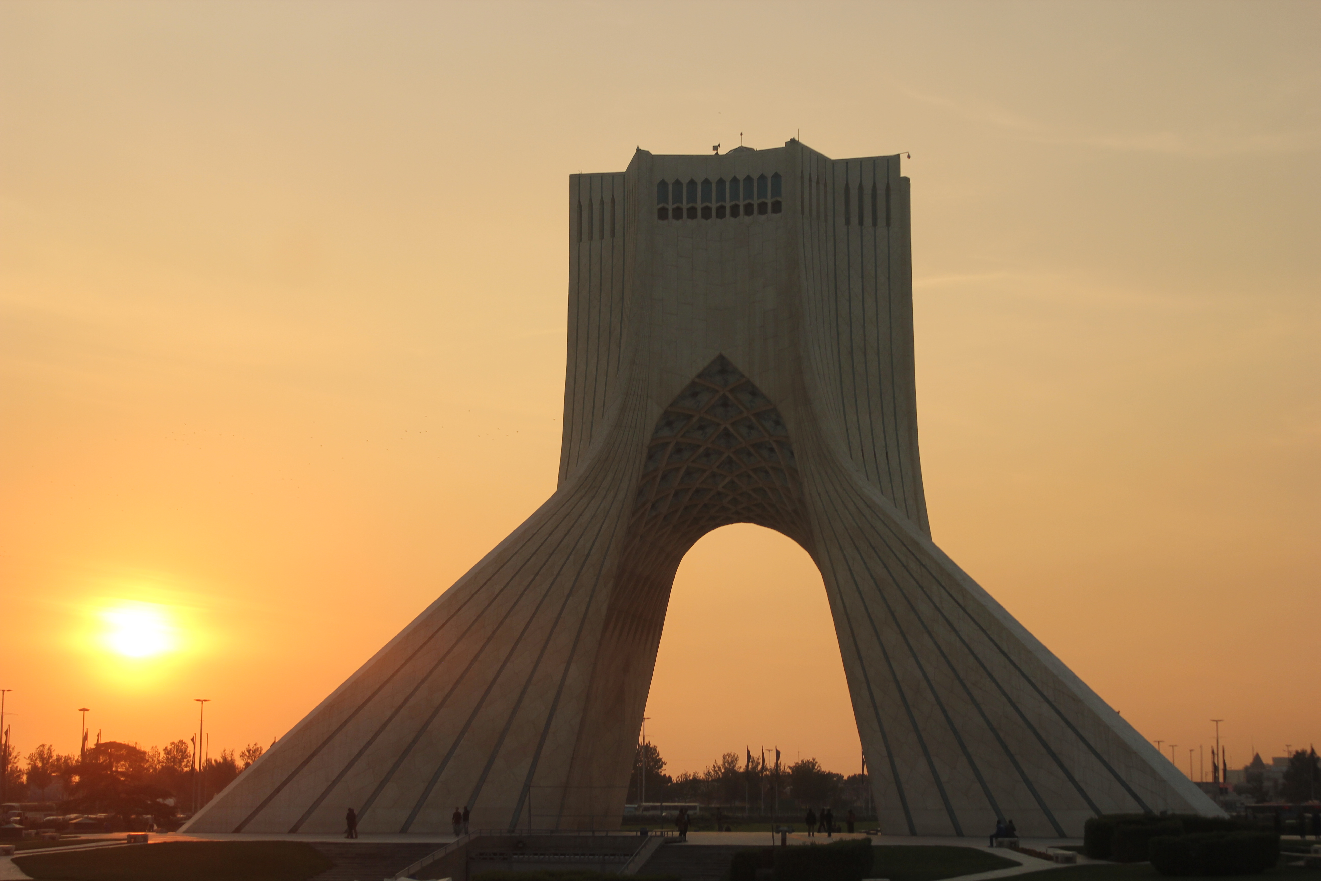 【携程攻略】德黑兰自由纪念塔景点,自由纪念塔于1971年10月落成,伊朗