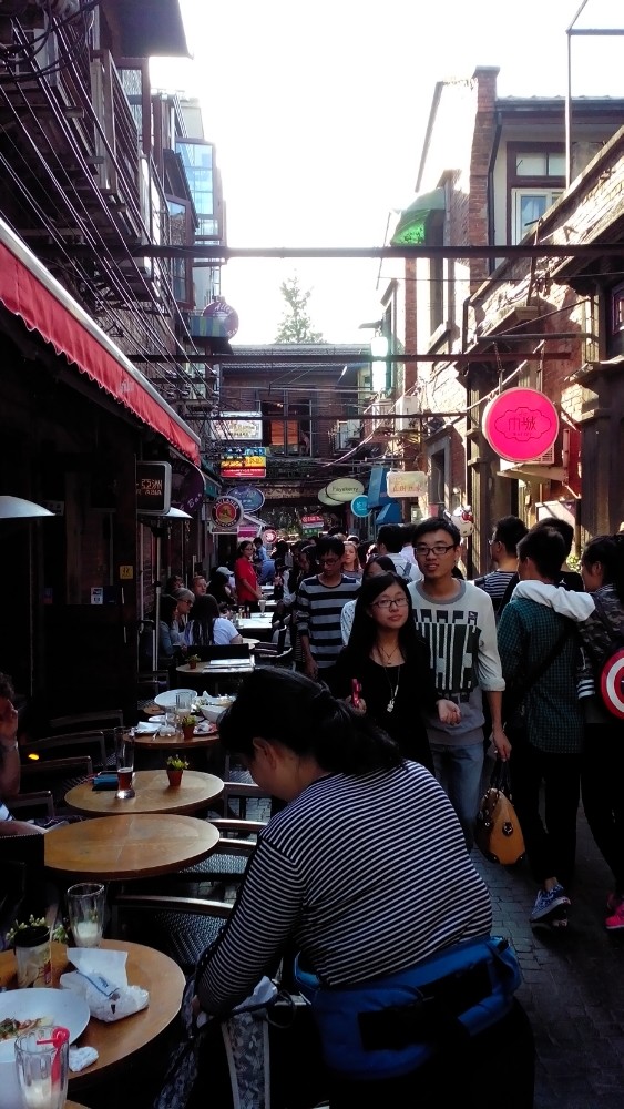 田子坊在9号线打浦桥这泰康路,都是各种个性小店和各类餐饮店点心铺