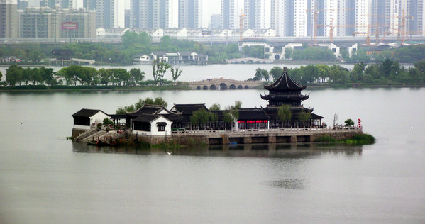 我是石湖东门进去,一直走数百米,到三岔路口, 左转沿越堤,范堤,吴堤