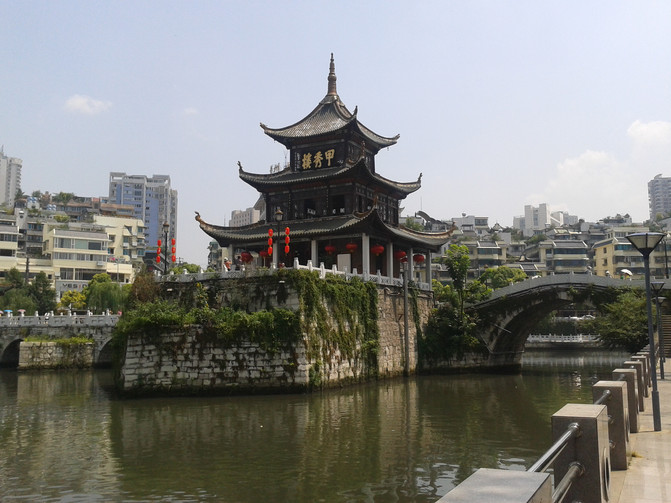 贵阳南明区的甲秀楼也是当地有名的景点之一,其实没啥看的,拍了几张照