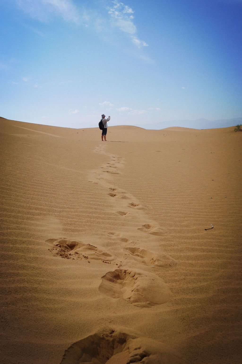 沙漠里孤独的旅行者