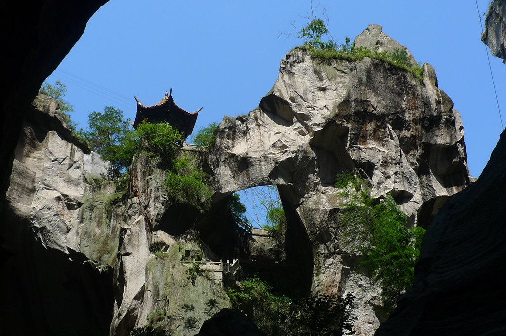 我的车是上海的,十一在江苏被追尾了,交警的判