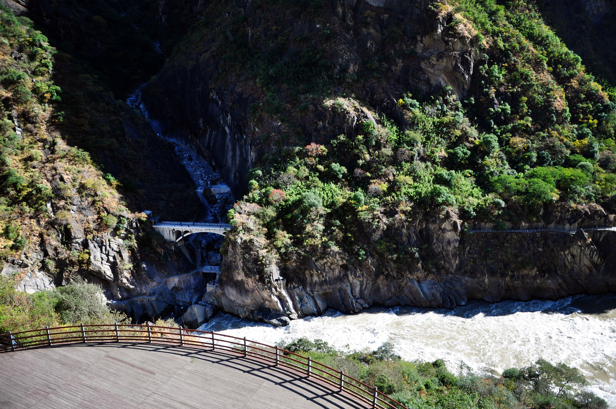 想到云南丽江去旅游,不知道需要多少钱啊?两个