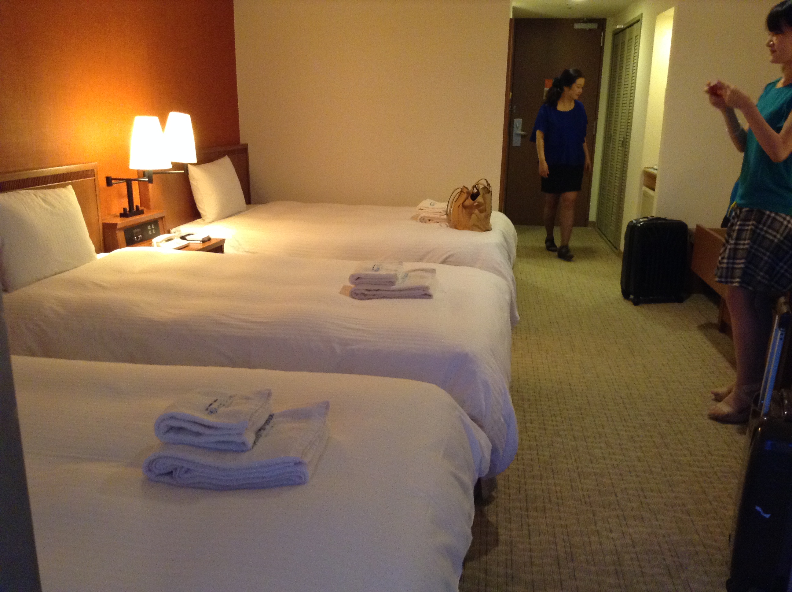 刚住宾馆钱交过了住了两个小时请问能退房吗?