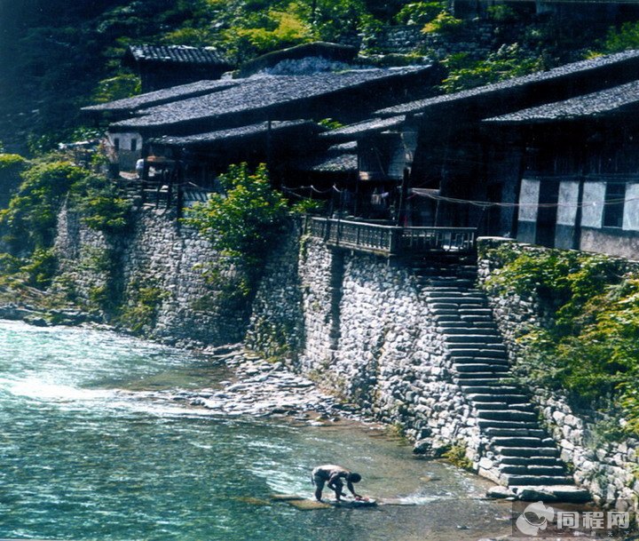 非常著名的古镇,被"克隆"的如下—— 巫山大宁河畔大昌镇,古镇按原样