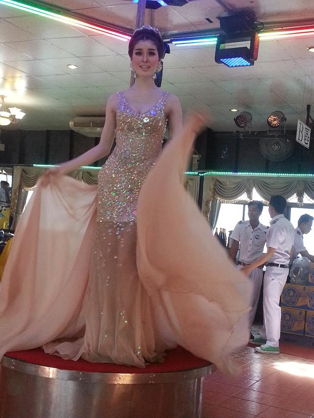 同时还可以与泰国最美的人妖皇后共舞,游船上的人妖表演互动性非常强