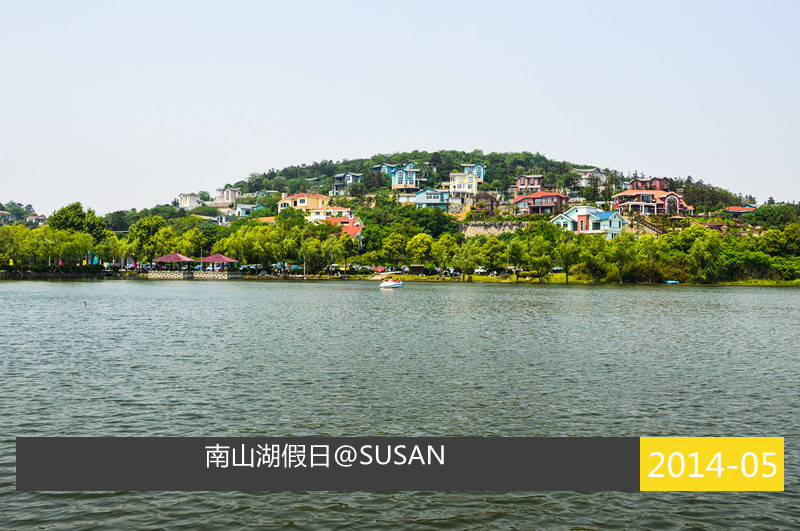 南山湖位于南京江宁区,自驾的话从市区大概开车需要一个小时左右.