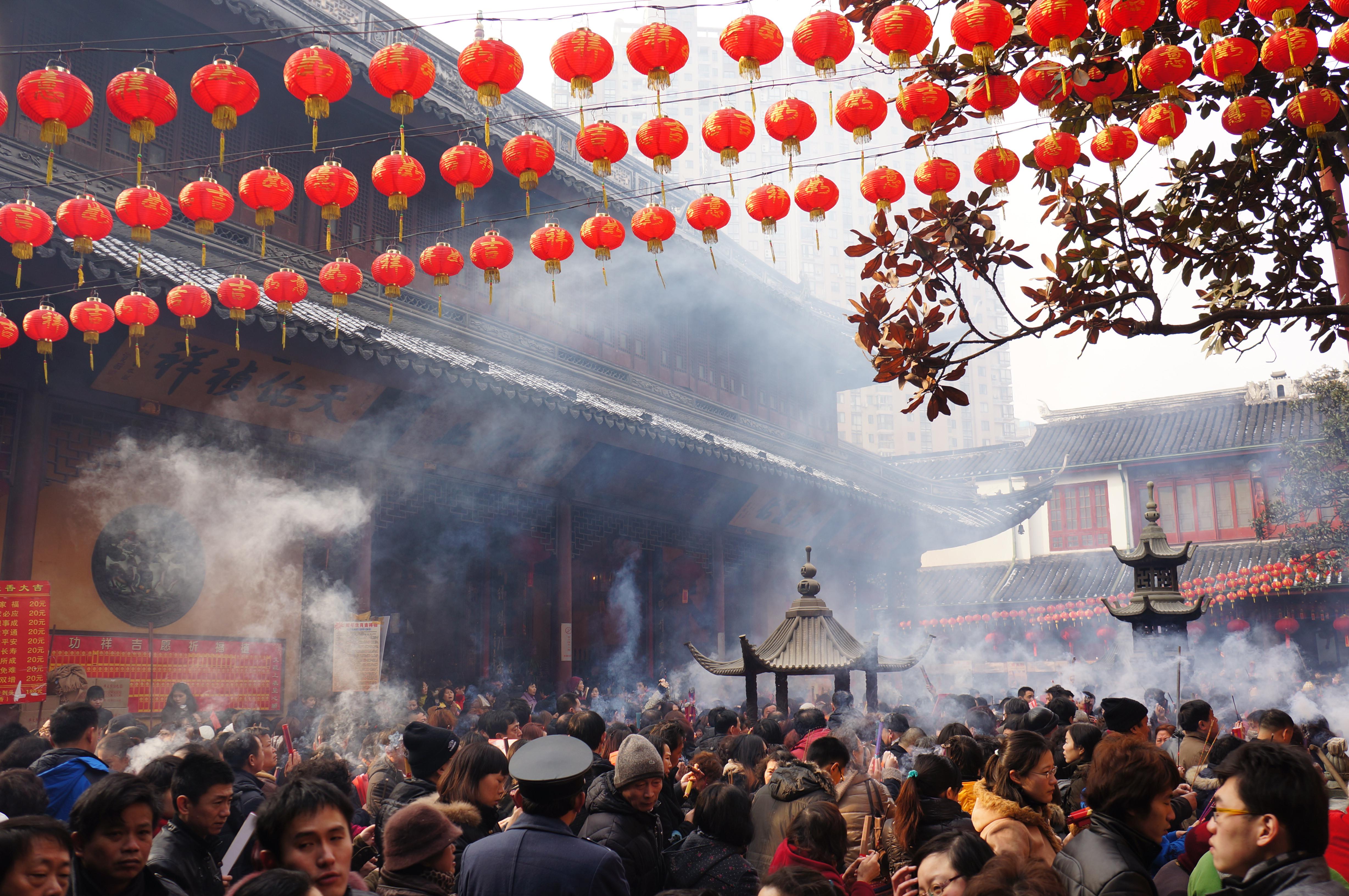 上海玉佛寺也称玉佛禅寺,这里香火鼎盛,每逢初一,十五香客不断.