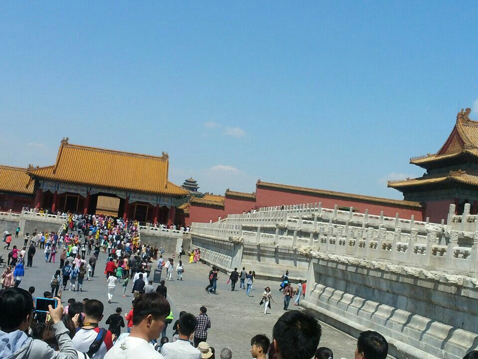 天安门广场位于北京的中轴线上,是共和国的中心广场。天安门城楼、人民大会堂、国家博物馆、人民英雄纪念碑等众多国家象征都坐落于此,各种大型庆典也都在这里举办,每天清晨的升国旗仪式更是吸引无数游客前来瞻仰。观看升降旗仪式天安门广场升(降)国旗仪式分为节日升旗仪式和平日升旗仪式。