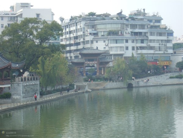 (桂林南门桥上看桃花江景)