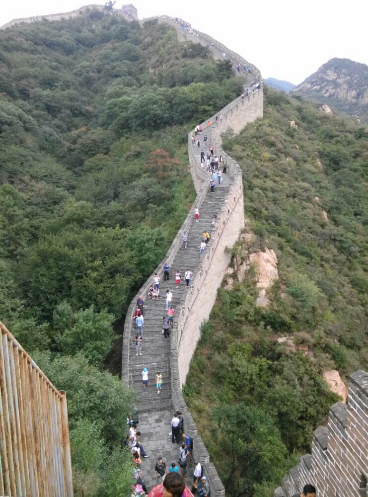      爬长城可以选择徒步也可以坐缆车
