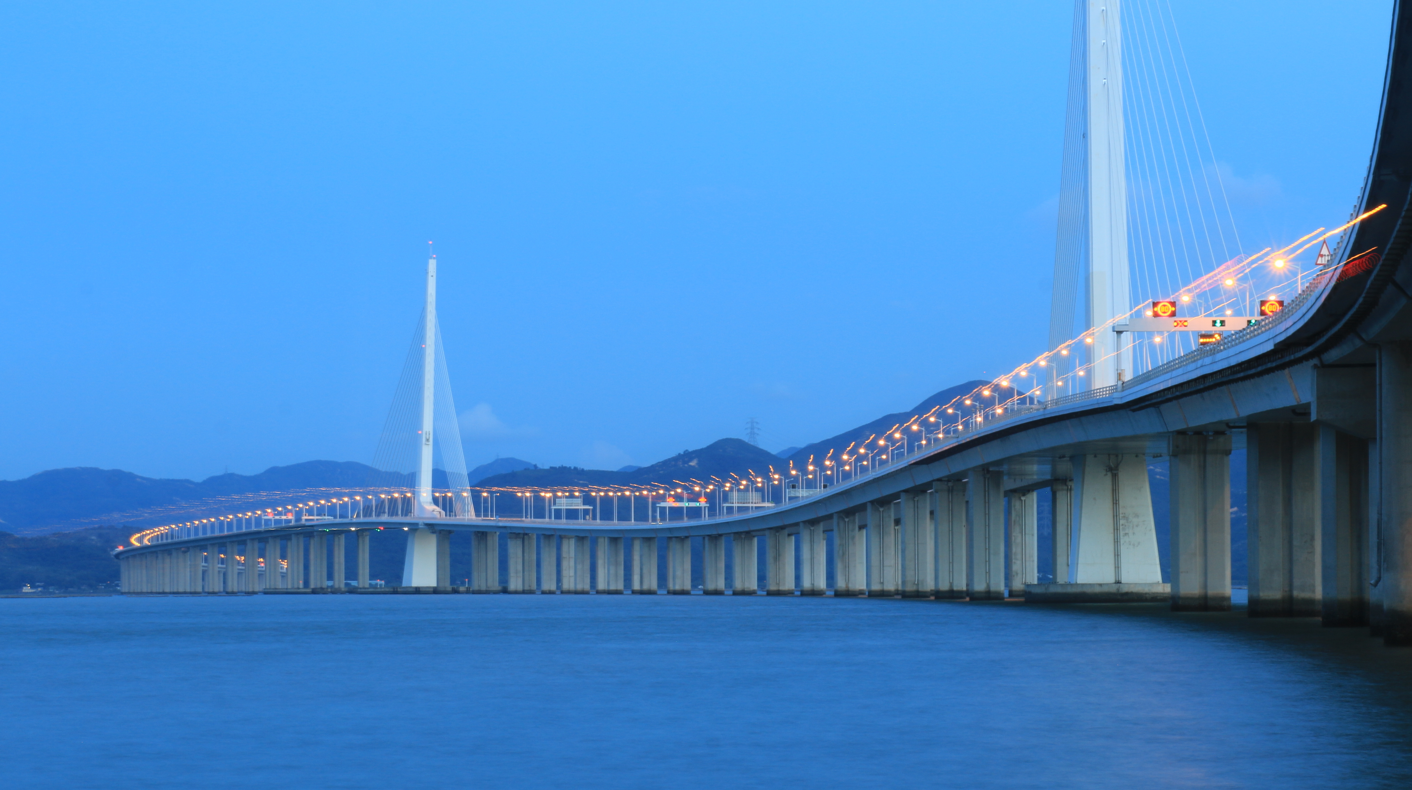 港珠澳大桥正式通车，想要自驾去香港，你还得满足这几个条件！_巴士
