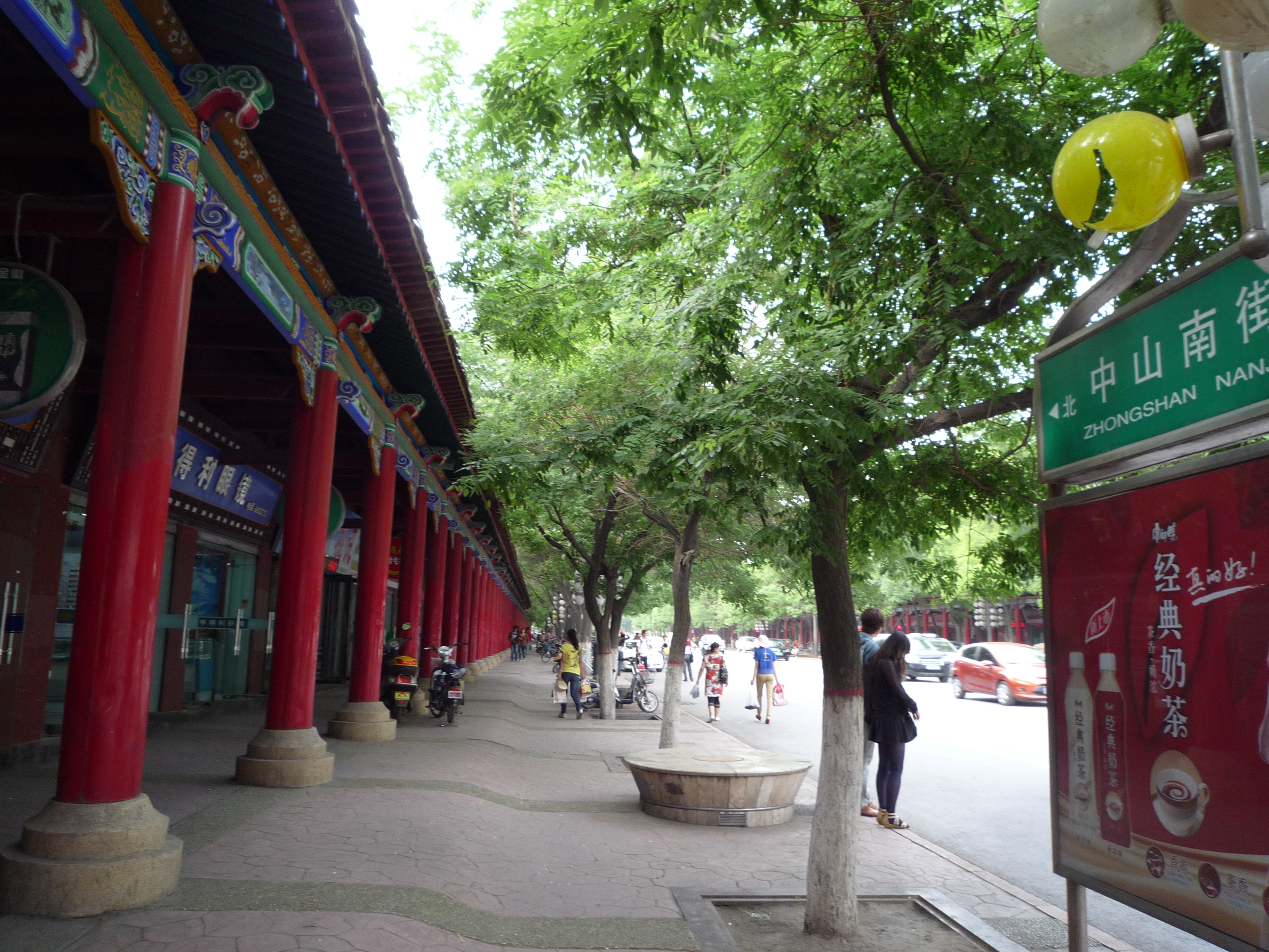 银川街景 离开南门清真寺,走过马路,穿过宁夏牛街就是南门广场.