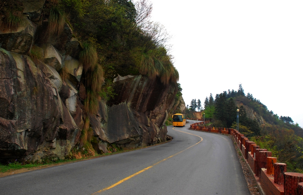 出九华山景区大门,山路崎岖 九华山