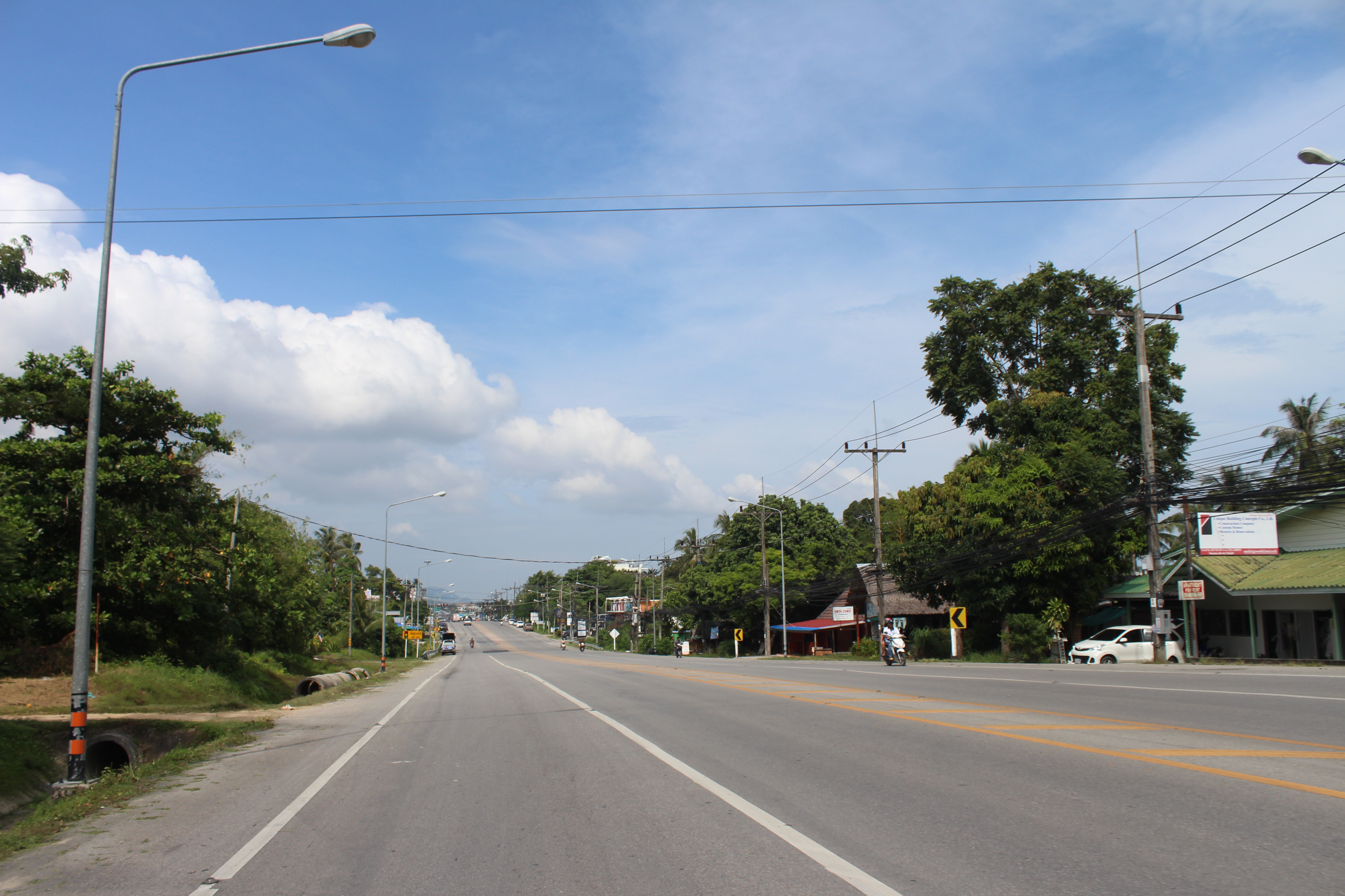                   马路不宽,但好