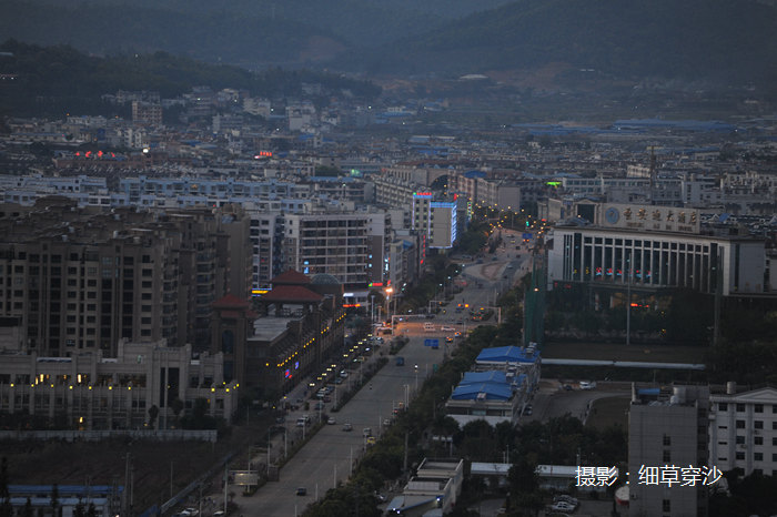 这是从山上看到思茅市里,非常舒服,城市不大,人非常好,晚上出来走走