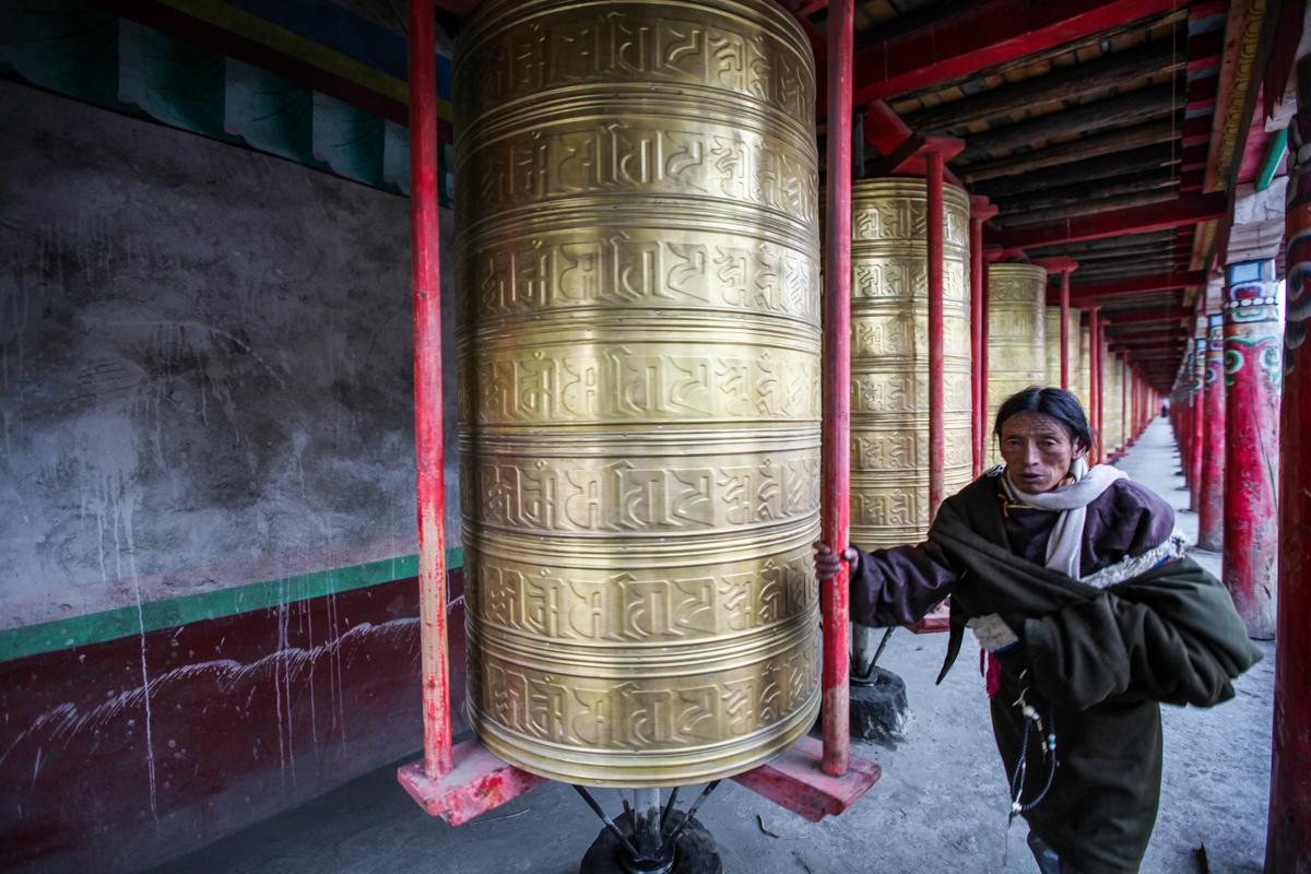 塔公寺的外围,一圈都是长长的转经筒走廊,绕寺一周相当于念了十三亿六