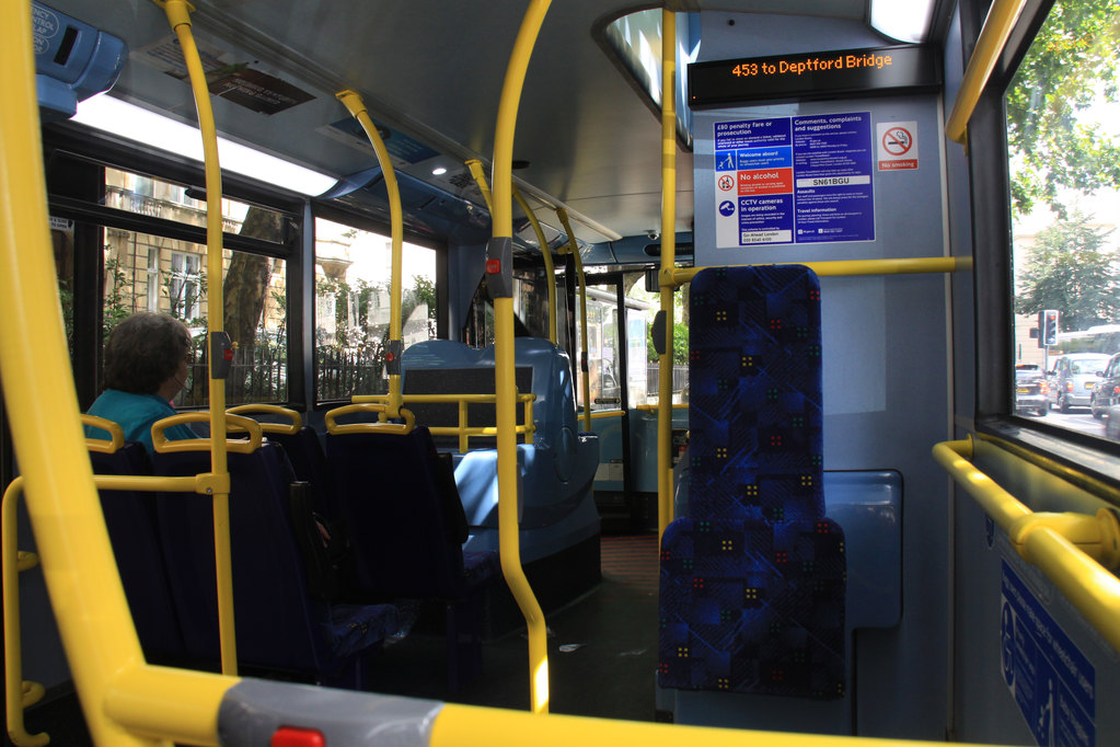 公交车内:如要下车,需要摁一下立柱上的按钮,否则小站不带停的.
