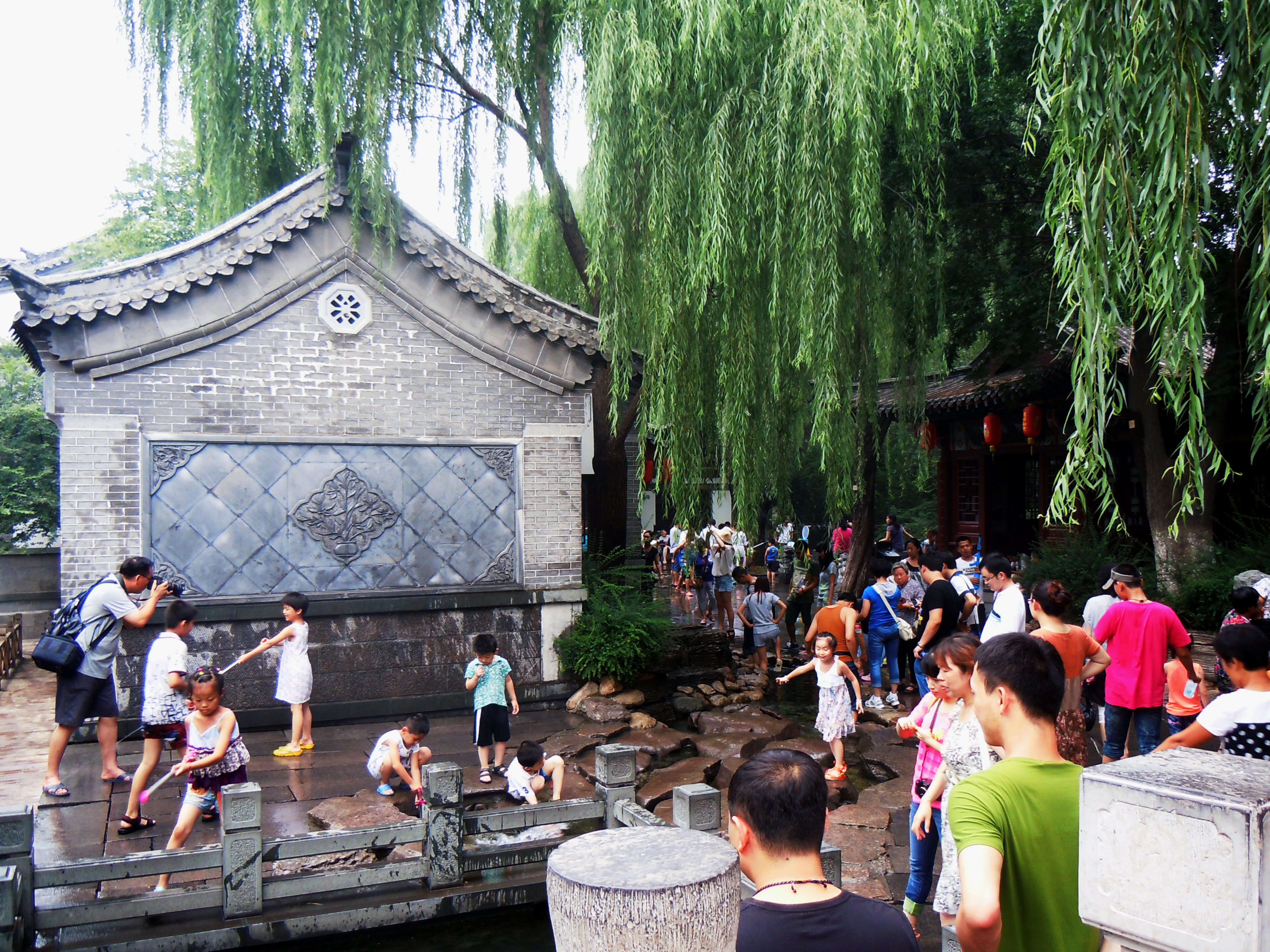 趵突泉公园位于济南市中心繁华地段,南倚千佛山,北靠大明湖景区,东与泉城广场连接,是以泉水为主题的特色园林,而园中最出名的当属被誉为天下第一泉的趵突泉,它位于济南七十二名泉之首,至今已有2000多年的历史。它也曾多次出现在文学作品中,最有代表性的则是老舍笔下的《趵突泉》。