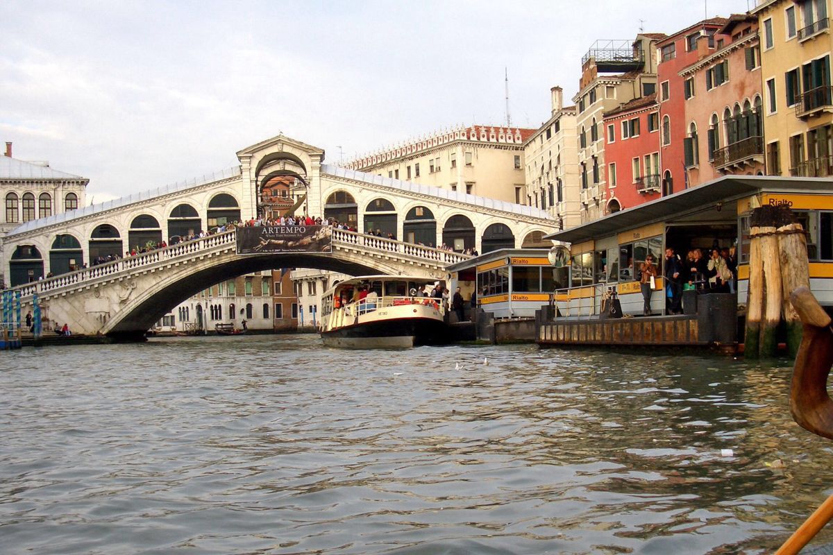 威尼斯火车站可以坐水上巴士去里亚托桥吗?
