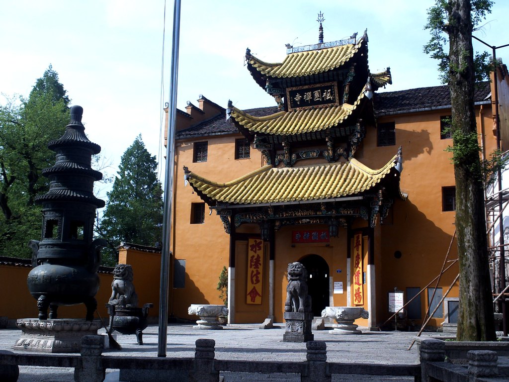 后来遍览九华各寺,才发现九华山的各大寺庙竟是天天有务,日日赶工,而