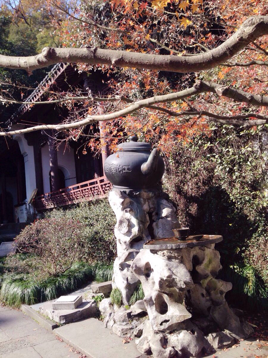 今年最后一次出行~果断带上儿子~第四次踏上杭州,我当时是想如果下次再来是不是我得退休了,如果不带上孩子我会有些后悔。每次都是冬天去江南,总是想着春天西湖边上该更美一些也许等我老了,我还会回来。 和同事一起出行,大家为了我家宝宝付出了不少,宝宝一睡着就轮流抱着,辛苦了大家。这么多天下来跟一群阿姨和临时爸爸培养了深厚情谊! 进入正题吧 此次计划安排没有,全部是到地方之后计划的,对我这个比较有计划的人是个挑战,焦虑了2天。 只有酒店是提前订好的,第一晚在西塘住宿,后三晚在西湖虎跑路的客栈住宿。 没有后悔带儿子