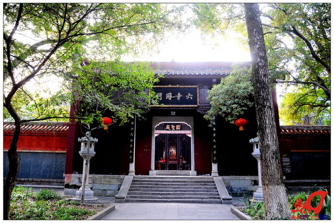 庙内九进四重,一边是八个道观,一边是八个寺庙,这里有一个六寺同门