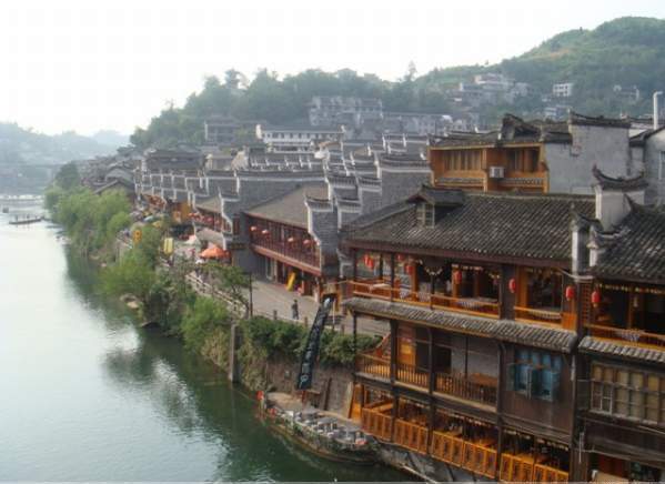 长沙到凤凰古城坐什么车最方便?