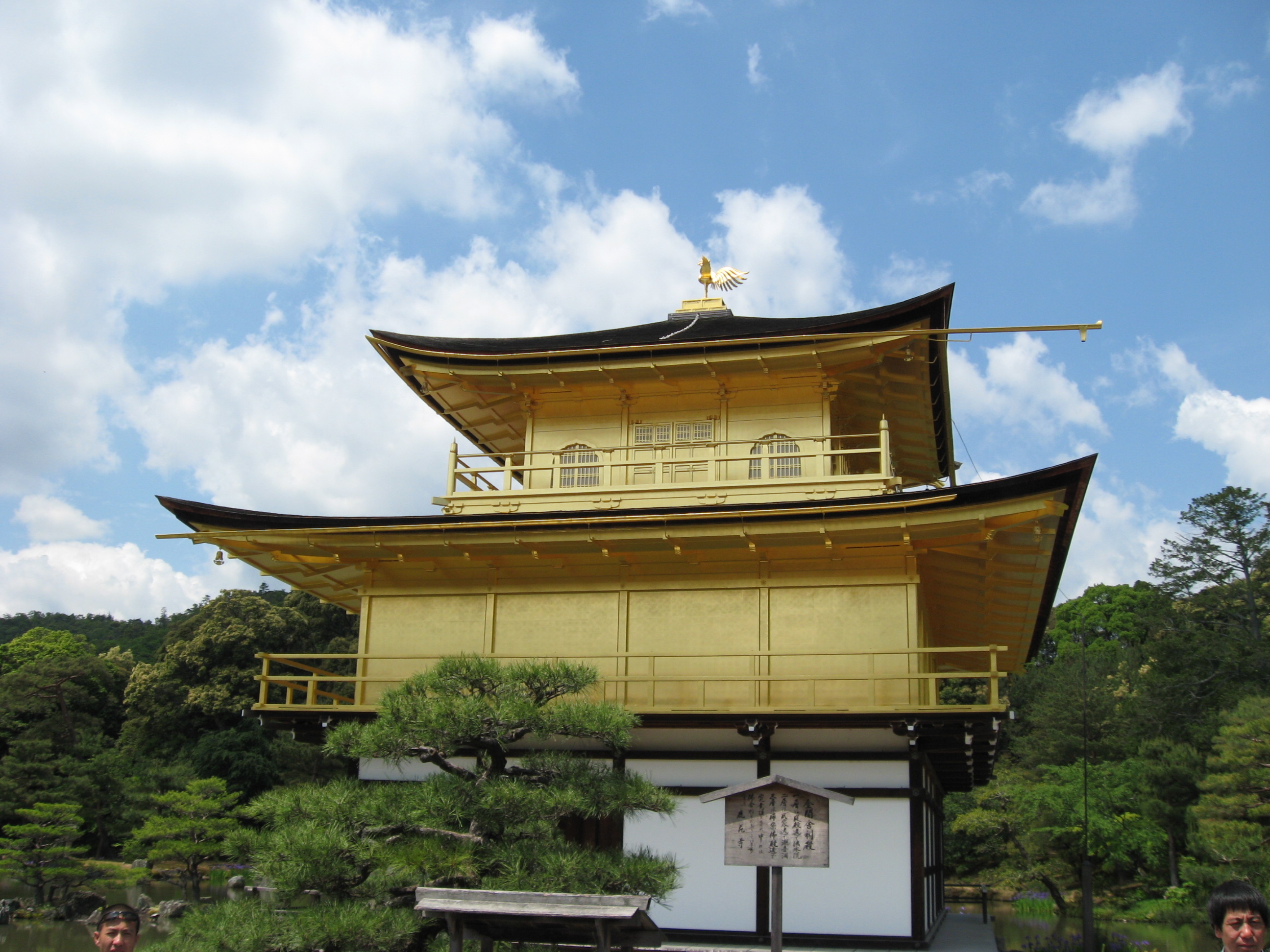 依然很美,金阁寺住宅式的建筑,配以佛堂式的造型,和谐幽雅,门票价格