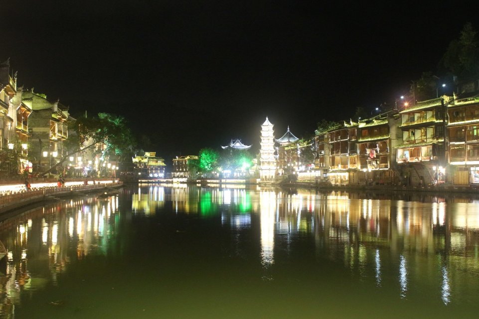 三美女同游湖南之凤凰古镇夜景篇