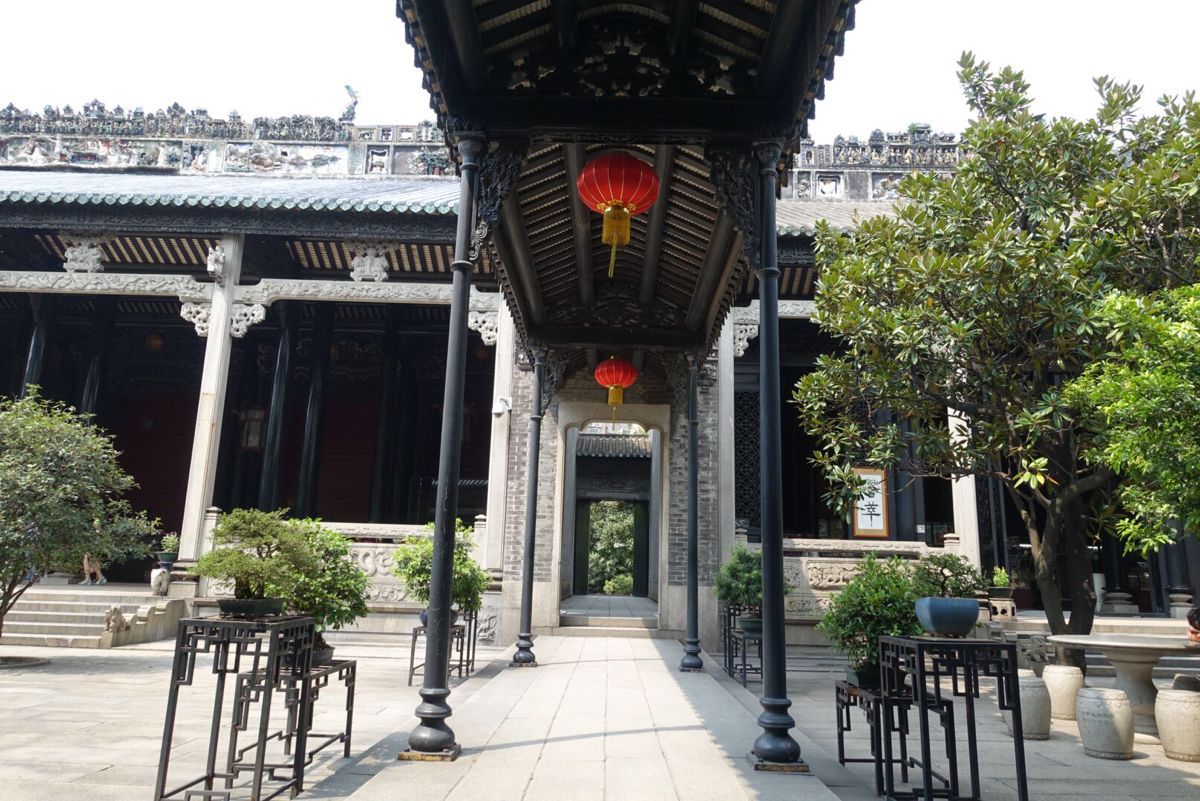 陈家祠始建于清光绪十四年(1888年),是广东地区保存较完整的富有代表性的清末民间建筑,可以看到非常有特色的雕塑。除外,里面还可以看到一些艺术展和图片展之类的,在老房子中体会文艺。 陈家祠初建时,是广东省陈姓联合建立的合族祠堂,为本族各地读书人赴广州参加科举考试提供住处。