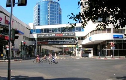迪岑哥夫大街是一条位于特拉维夫市中心的热闹大道,银行,餐厅,咖啡店