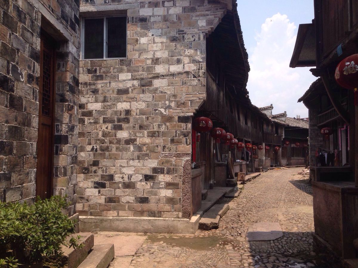 皤滩古街位于仙居城西25公里处的皤滩乡内,早在公元998年前,皤滩因水路便利成为永安溪沿岸一个繁华的集镇。经过了千年的历史沉淀和积累,皤滩至今保存着一条由鹅卵石铺砌成的龙形古街。街旁有唐、宋、元、明、清、民国遗留下来的民宅古居,布局精美,是祖先留给后代的宝贵财富和历史见证。