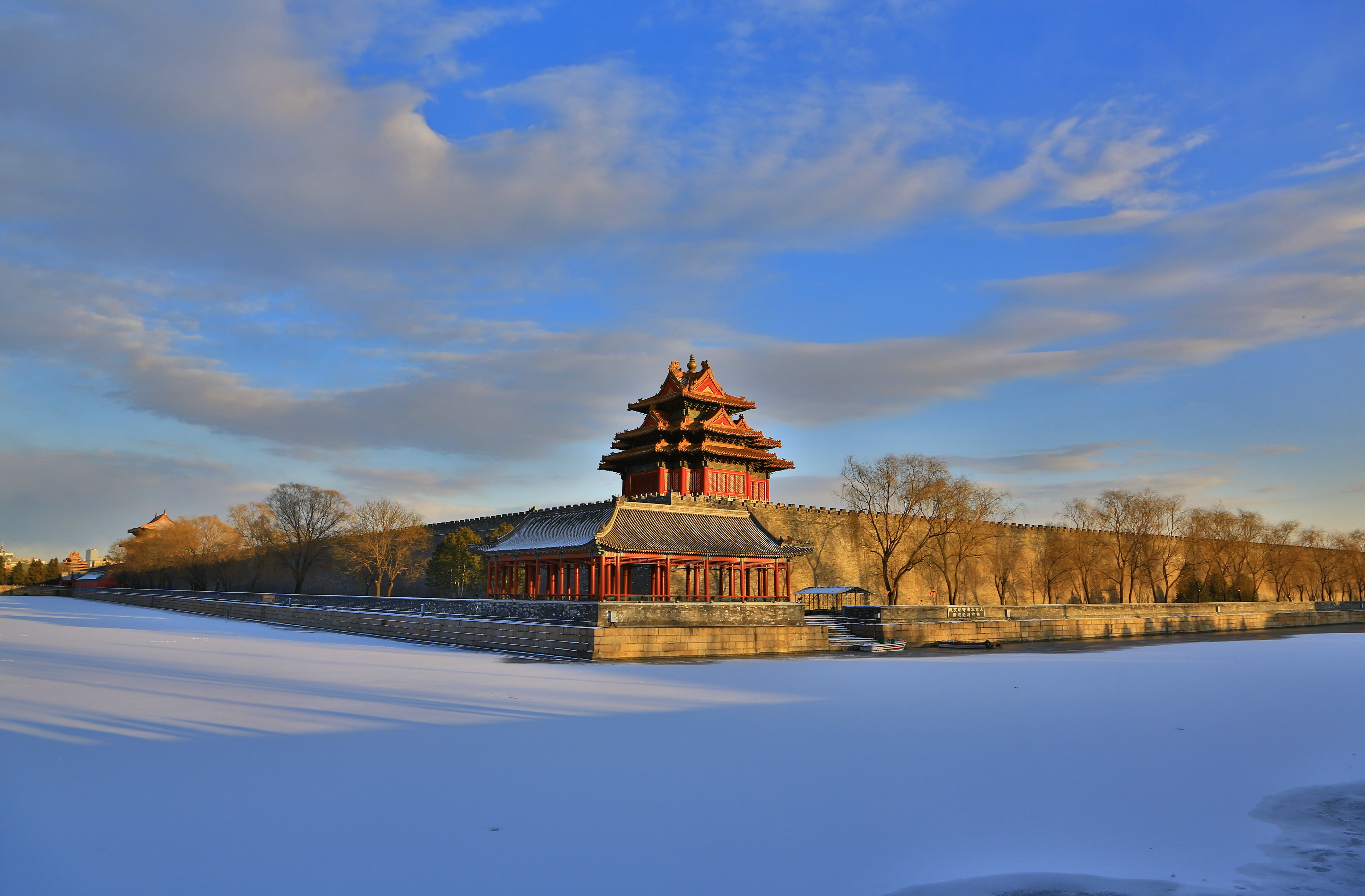 北京雪后的紫禁城角楼美景