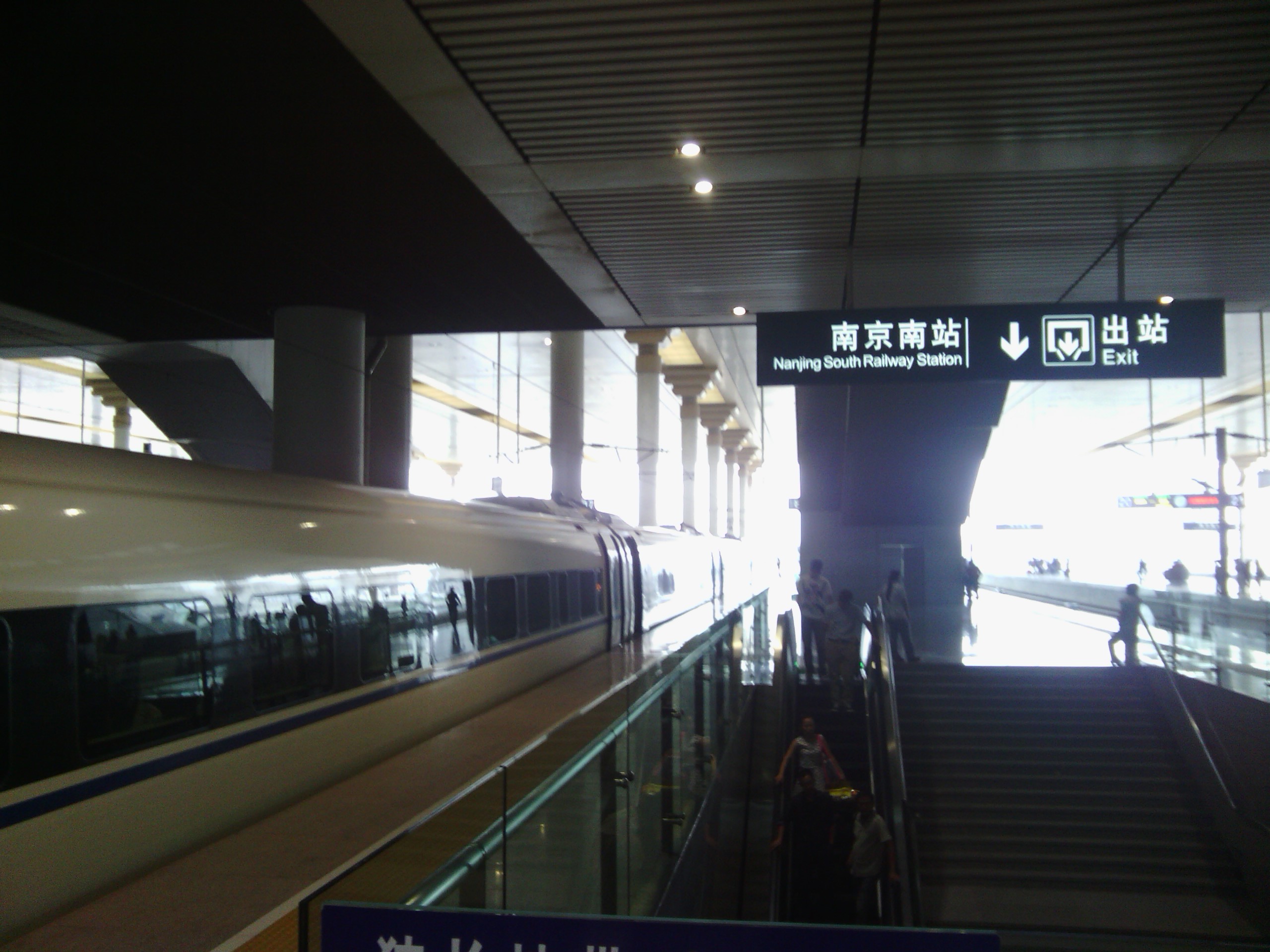 抓紧下车抽根烟                             下午准时到达宜昌东站