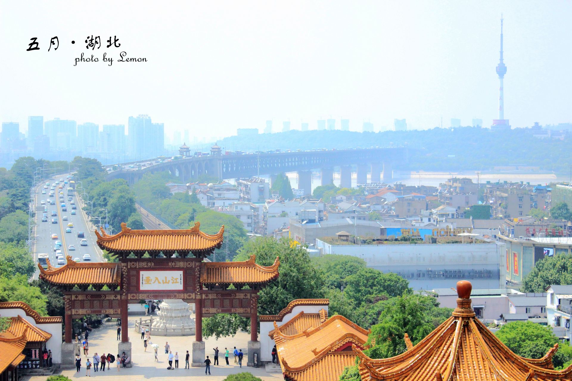 黄鹤楼,是武汉的城市地标之一,登上黄鹤楼远眺,可以看到滚滚长江和