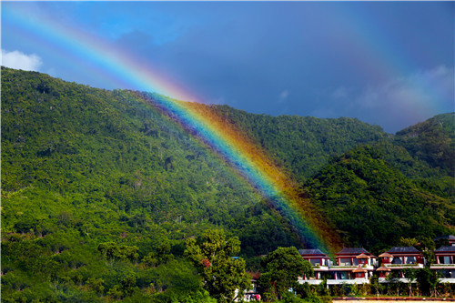 雨后美景,天上彩虹双双飞