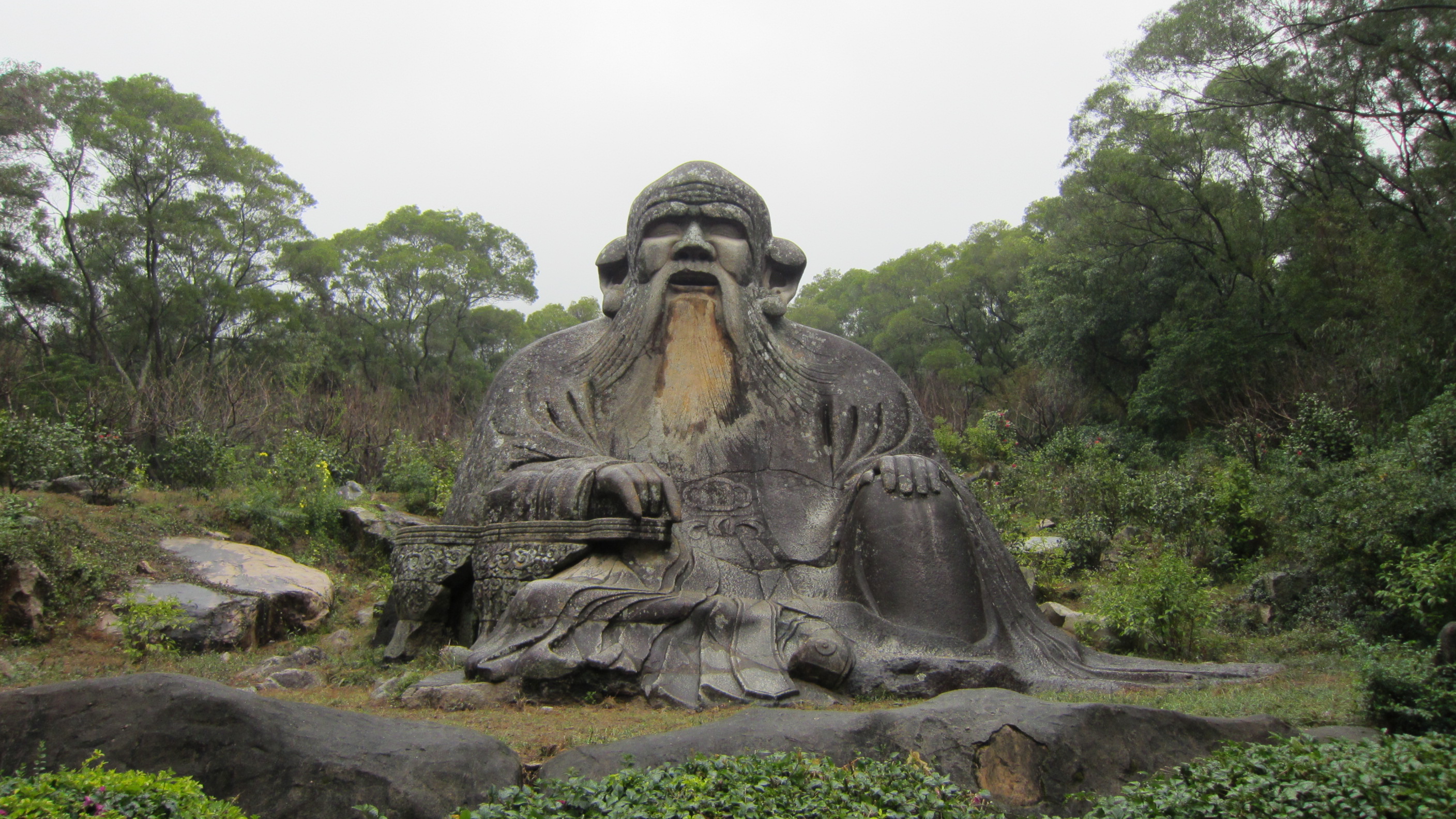 清源山位于泉州市北郊,俗称北山,主景区距离泉州市区3公里,交通很方便。 清源山是泉州第一个也是唯一的一个5A级景区,可以算是泉州的标志性景点了。山并不高,海拔才500多米,所以大可不必把清源山的行程当做爬山之旅,可能用休闲锻炼来形容会更加合适一点。 据泉州府志记载,清源山最早开发于秦代,唐代儒、道、释三家竞相占地经营,所以景区内有着 儒、道、释三家的各种旧迹,可以一一体会。