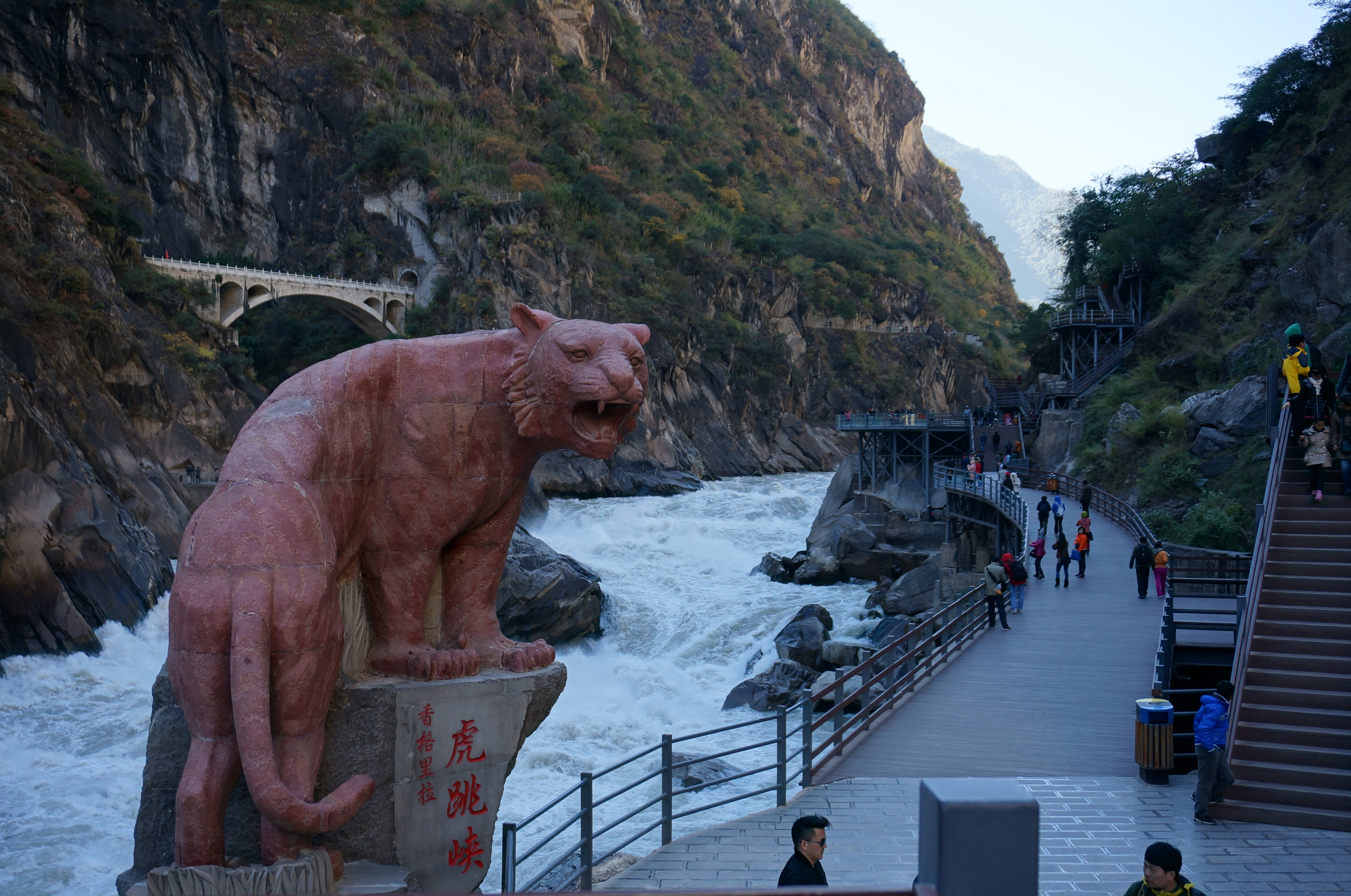 
只见峡谷两岸高山耸峙,金沙江水从狭窄的峡谷间奔腾而过.
