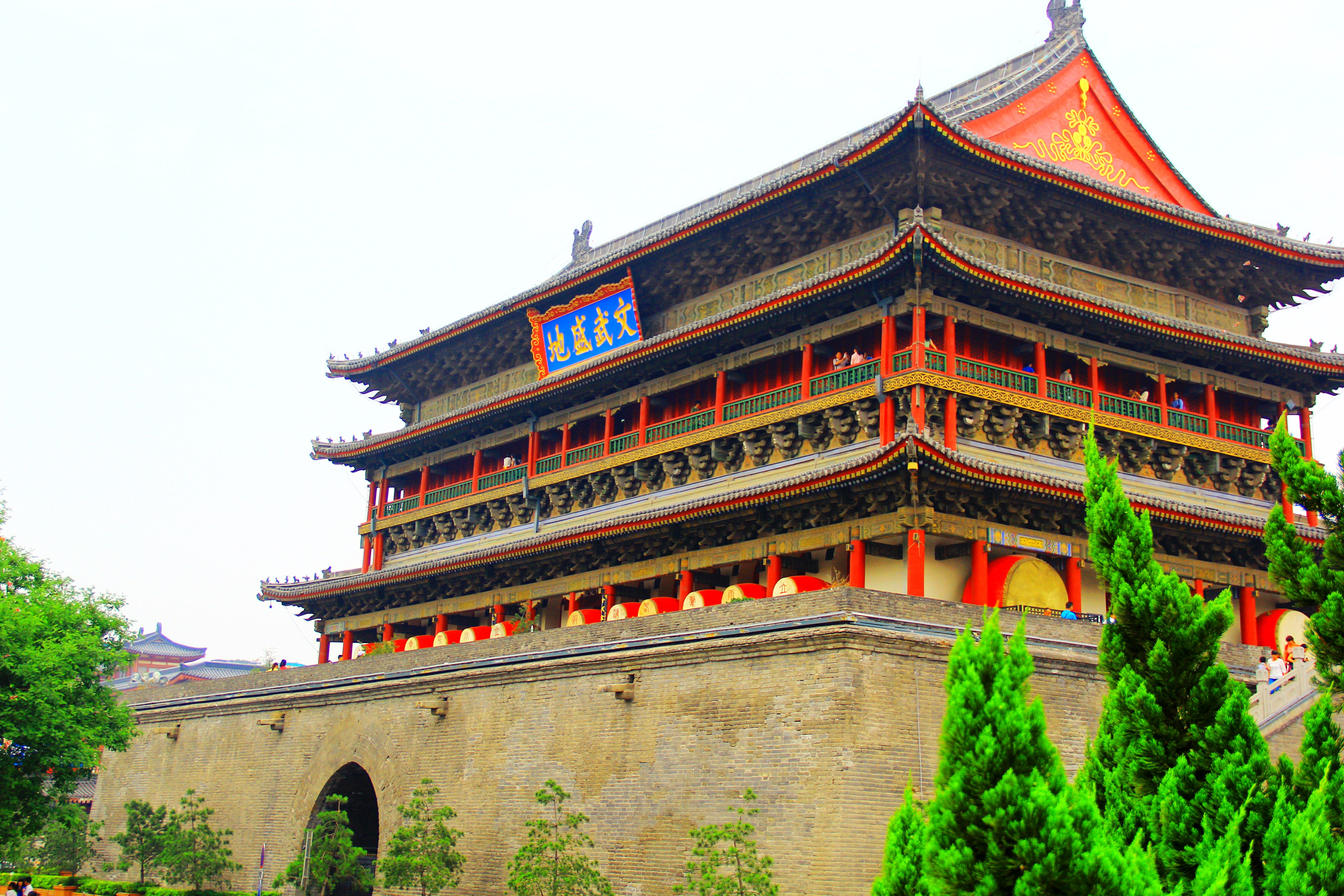 西安是中国古代历史上建都朝代最多、时间最长的都城,有着7000多年文明史、3100多年建城史和1100年多的建都史,与雅典、罗马、开罗并称世界四大文明古都,是中华文明和中华民族重要发祥地,先后有西周、秦、西汉、新、东汉、西晋(愍帝)、前赵、前秦、后秦、西魏、北周、隋、唐等13个王朝在这里建都达1200余年之久。